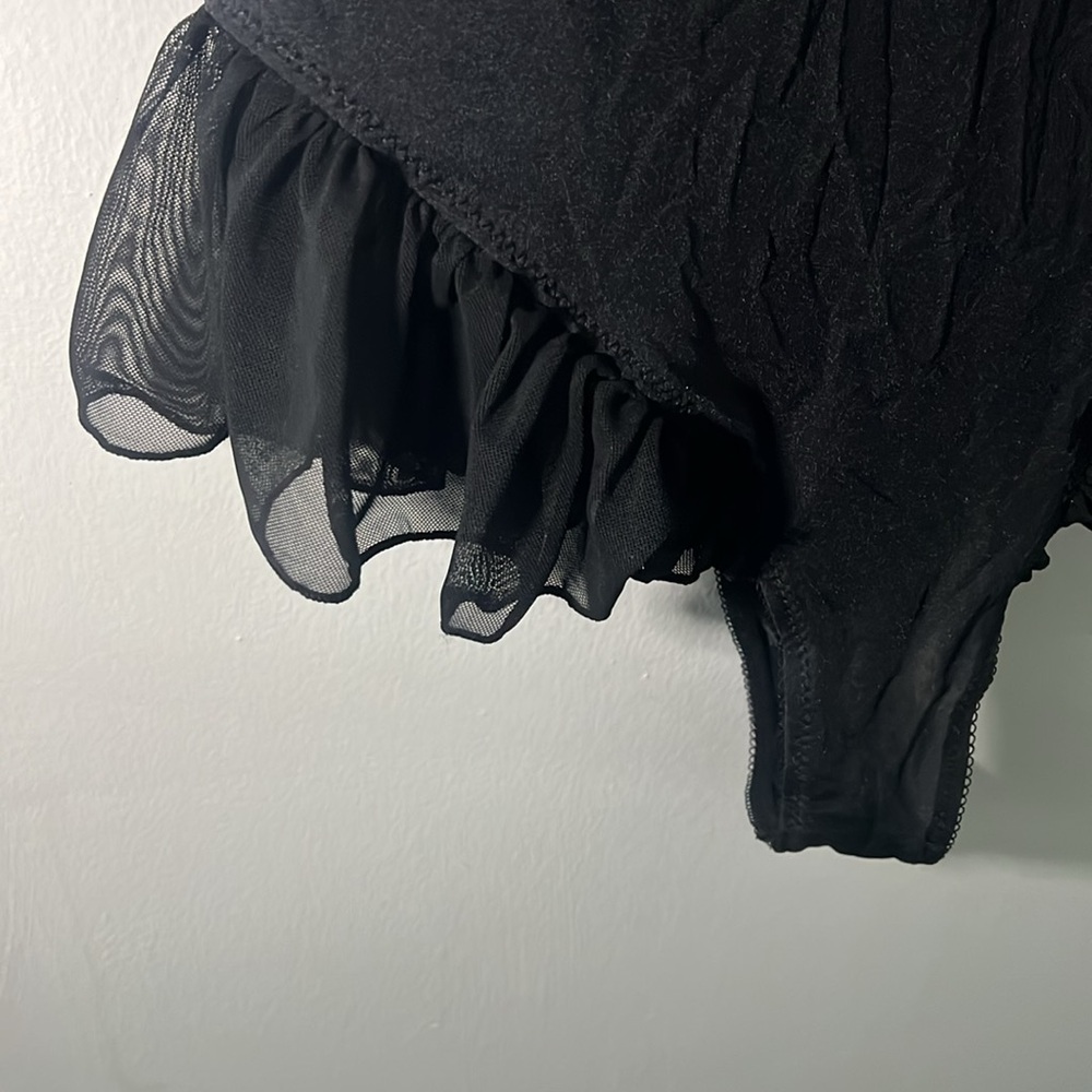 Lingerie - Picture 2 of 4